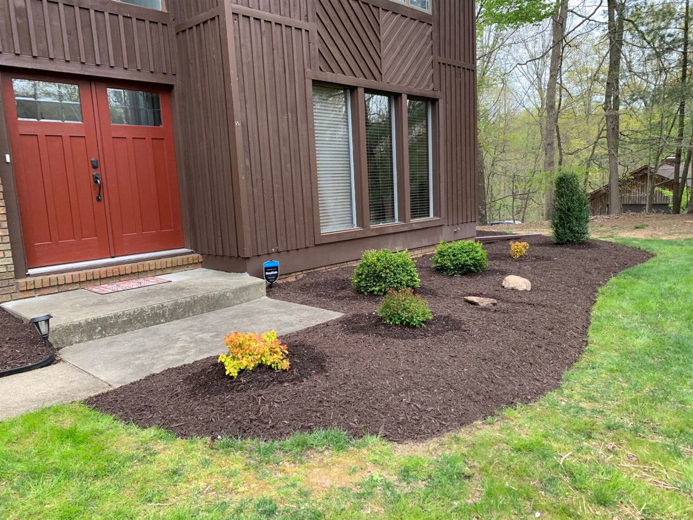 Fresh mulch bed and planting install by Green Diamond in Reisterstown MD